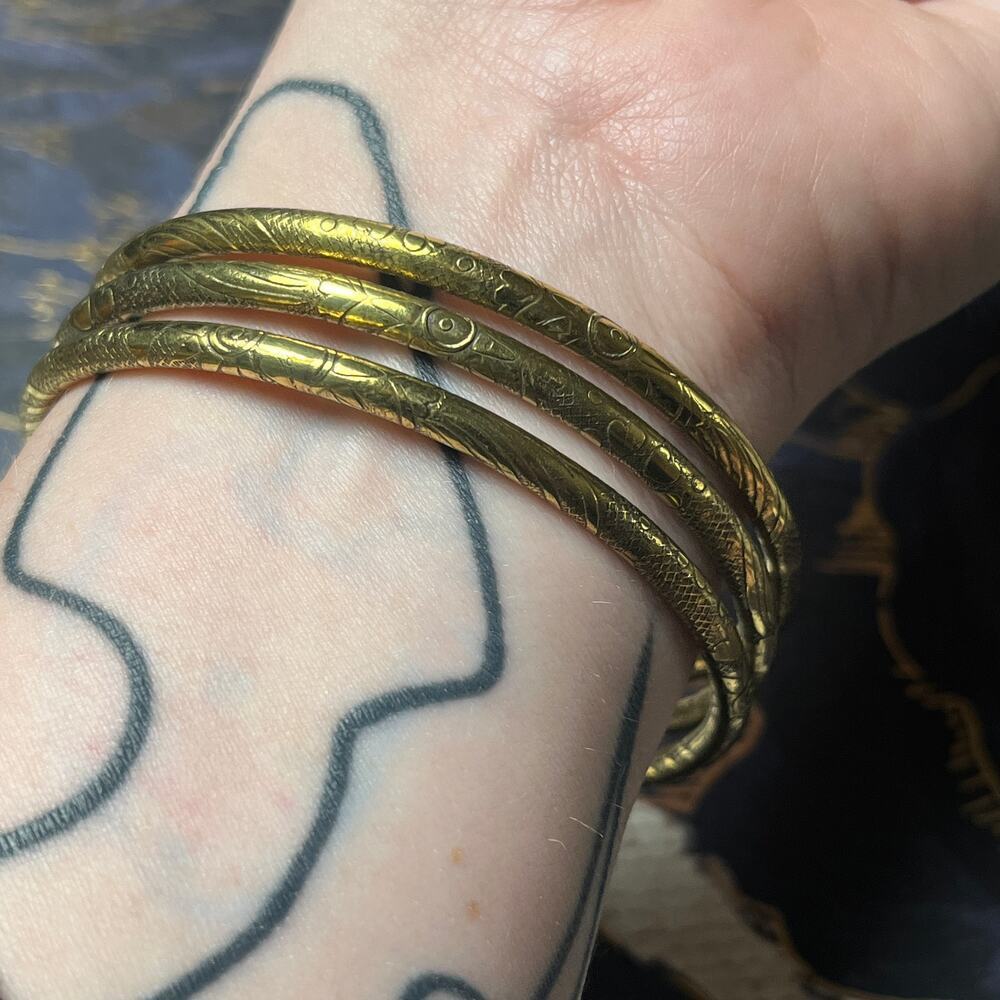 Set of 3 Vintage Brass Tone Etched Floral Bangles - Picture 5 of 7